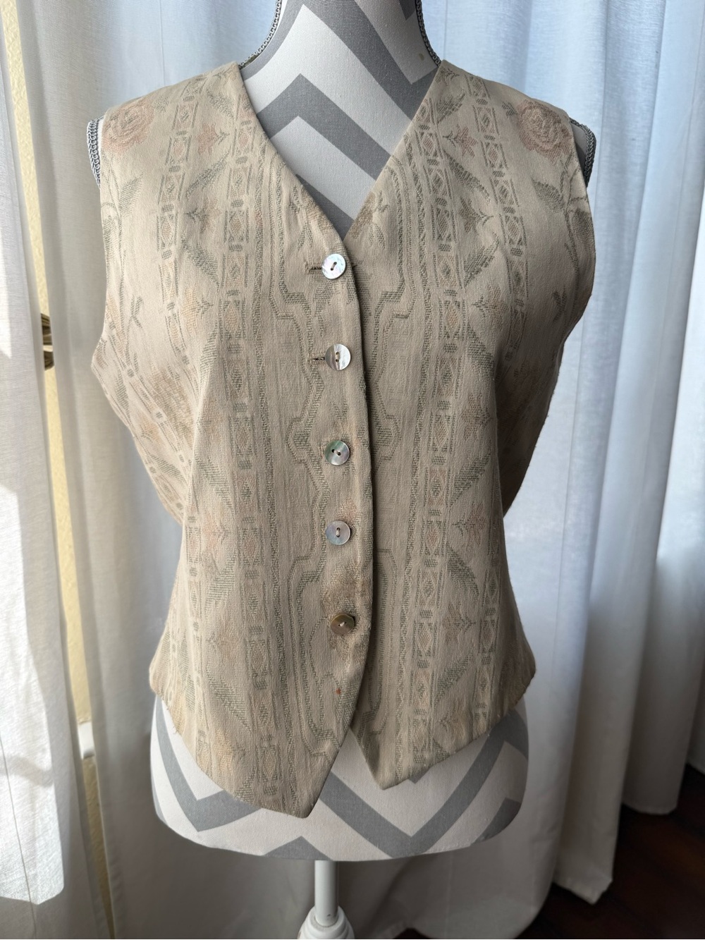 Women's Sleeveless Button-Front Floral Jacquard Vest - Beige